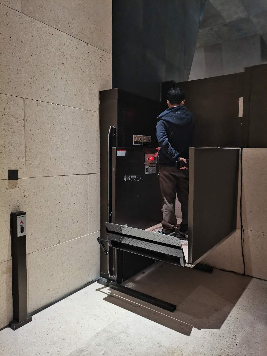 無(wú)障礙升降平臺(tái)
